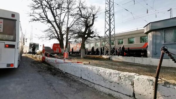 Прибытие беженцев из Донбасса на железнодорожный вокзал в Таганроге