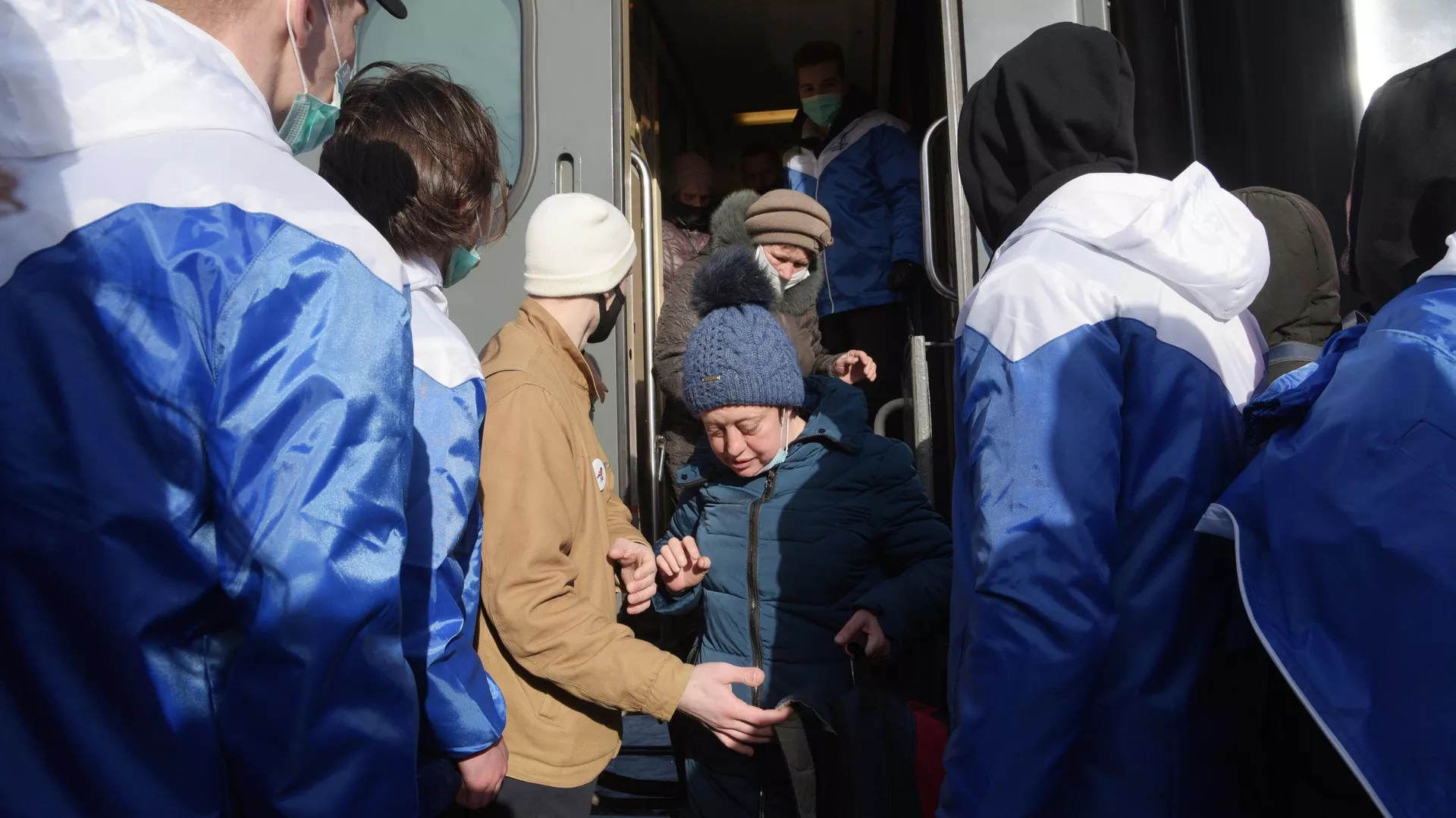 Волонтеры встречают жителей Донбасса, прибывших на железнодорожный вокзал Воронеж-1 - РИА Новости, 1920, 17.03.2022