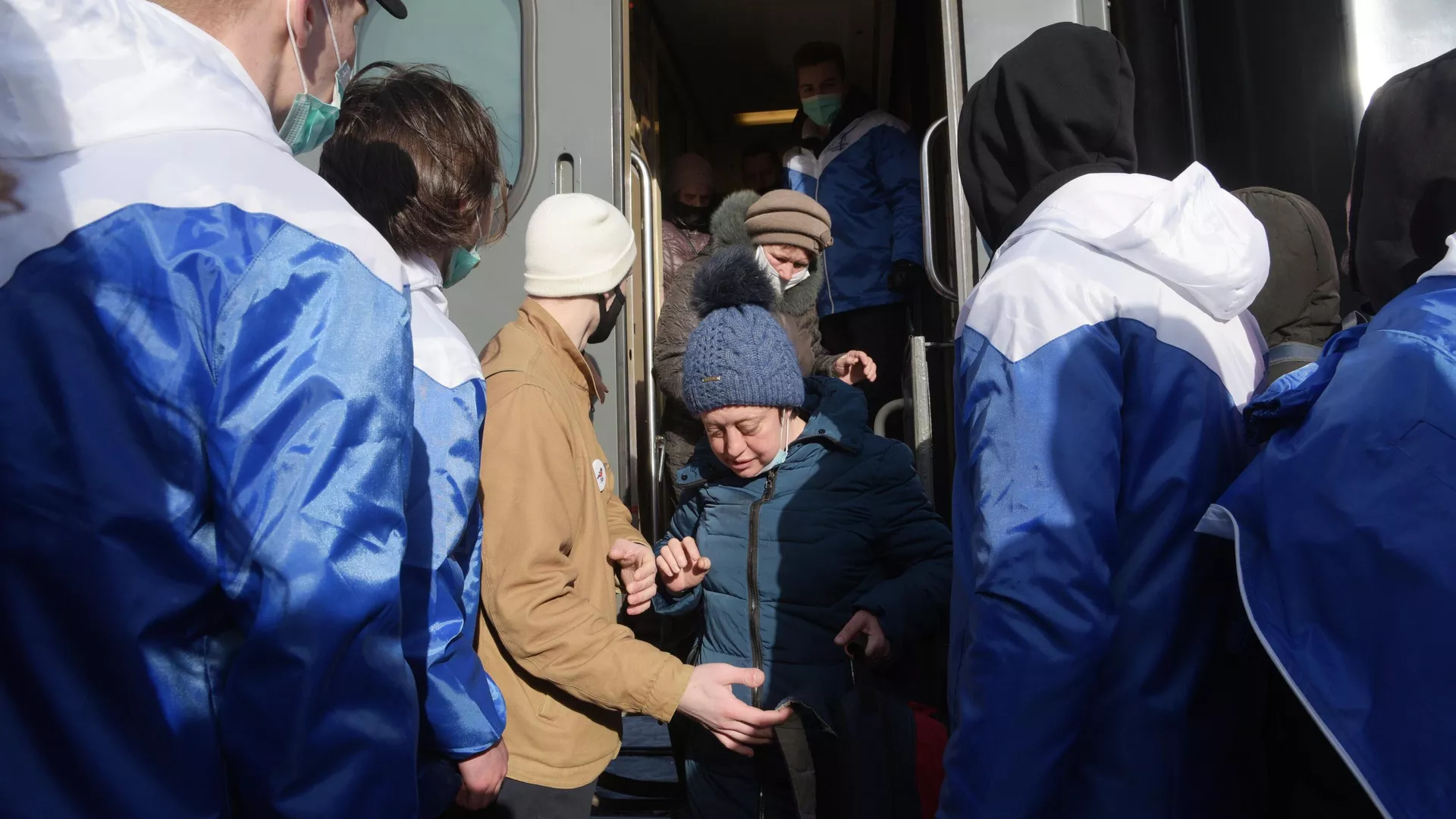 Волонтеры встречают жителей Донбасса, прибывших на железнодорожный вокзал Воронеж-1 - РИА Новости, 1920, 17.03.2022