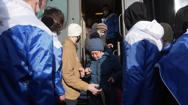 Волонтеры встречают жителей Донбасса, прибывших на железнодорожный вокзал Воронеж-1