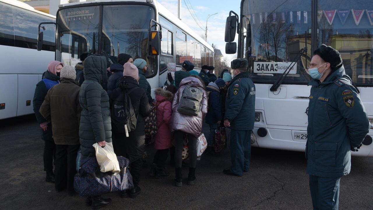 В Саратов прибыли первые беженцы из Донбасса - РИА Новости, 21.02.2022