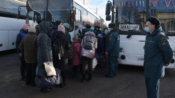 Жители Донбасса у автобусов, на которых беженцев отвезут в пункты временного пребывания