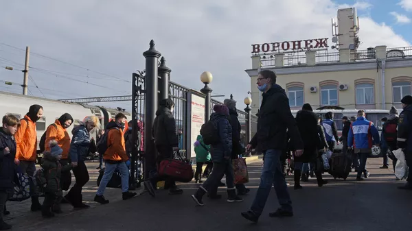 Жители Донбасса, прибывшие на железнодорожный вокзал Воронеж-1
