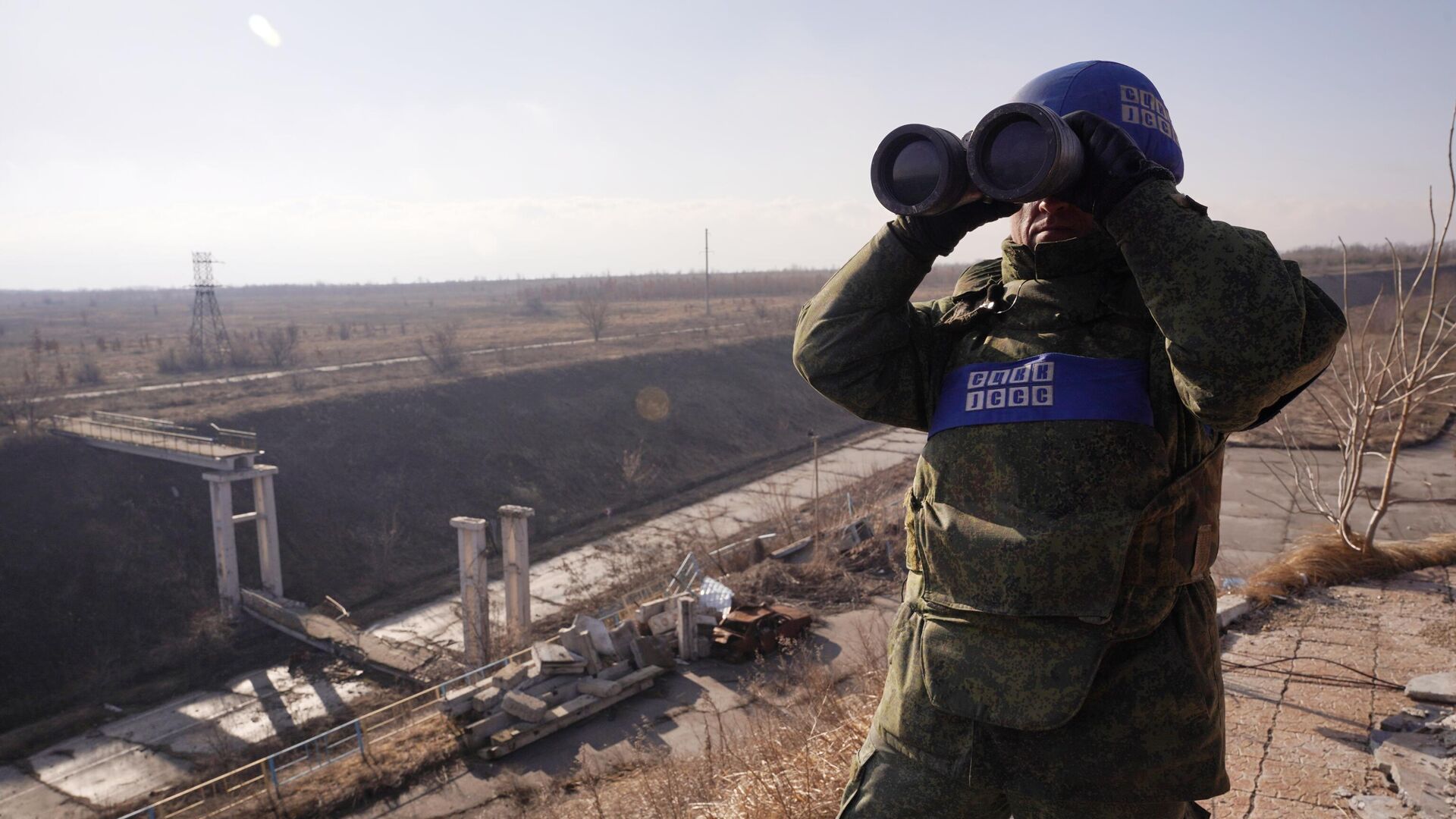 Представитель СЦКК ЛНР ведёт мониторинг ситуации в районе населенного пункта Станица-Луганская - РИА Новости, 1920, 21.02.2022