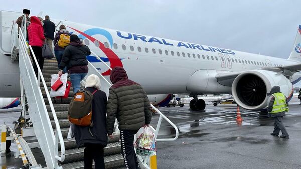 Пассажиры рейса из России на Мадейру садятся в самолет