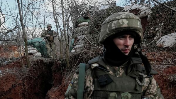 Украинские военнослужащие на линии соприкосновения у села Новолуганское в Донецкой области