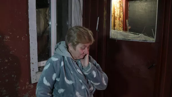 Μια γυναίκα στην αυλή του κατεστραμμένου σπιτιού της στο χωριό του ορυχείου Trudovskaya στο Ντόνετσκ