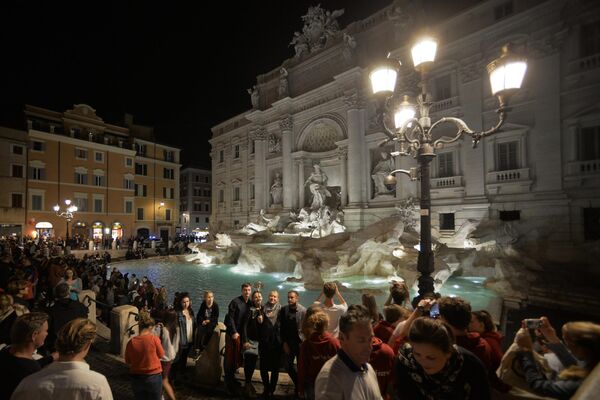 Дворец Палаццо Поли и фонтан Треви на площади Треви в Риме