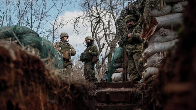 Украинские военнослужащие на линии соприкосновения у села Новолуганское в Донецкой области