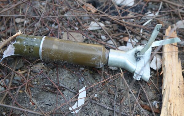 Остатки снаряда во дворе жилого дома в Киевском районе Донецка, где в ночь на 20 февраля была ликвидирована украинская диверсионная группа