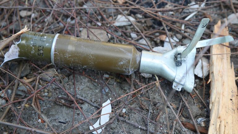 Остатки снаряда во дворе жилого дома в Киевском районе Донецка, где в ночь на 20 февраля была ликвидирована украинская диверсионная группа
