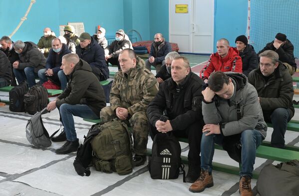 Жители на сборном пункте военного комиссариата Киевского, Ворошиловского и Калининского районов, организованном в школе №19 города Донецка