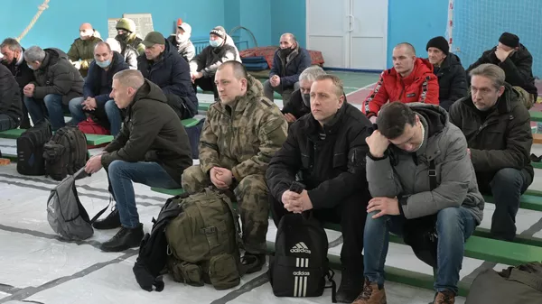 Κάτοικοι στο σημείο συγκέντρωσης της στρατιωτικής επιτροπείας των περιοχών Κιέβου, Βοροσιλόφσκι και Καλινίνσκι, οργανώθηκαν στο σχολείο Νο. 19 στην πόλη Ντόνετσκ