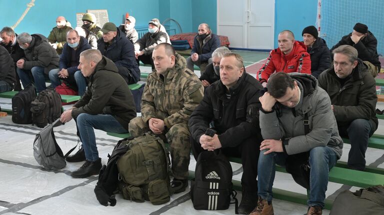 Жители на сборном пункте военного комиссариата Киевского, Ворошиловского и Калининского районов, организованном в школе №19 города Донецка