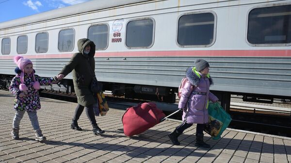 Жители Донецкой народной республики ДНР на железнодорожной станции Ясиноватая в Донецкой области перед отправкой на территорию России