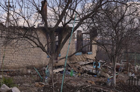 Последствия артиллерийского удара Вооруженных сил Украины по селу Пионерское в ЛНР, в результате которого погибли два человека