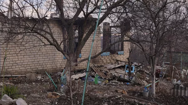 Συνέπειες χτυπήματος πυροβολικού από τις Ένοπλες Δυνάμεις της Ουκρανίας στο χωριό Pionerskoye στο LPR, το οποίο σκότωσε δύο άτομα