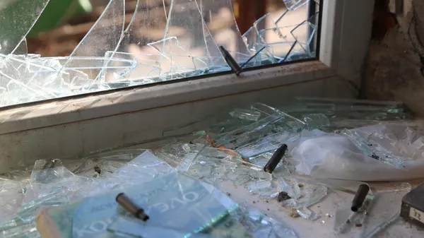 Σπασμένο παράθυρο και κάλυκες στο περβάζι σε ένα κτίριο κατοικιών στην περιοχή Κιέβσκι του Ντόνετσκ, όπου μια ουκρανική ομάδα δολιοφθοράς εκκαθαρίστηκε τη νύχτα της 20ης Φεβρουαρίου