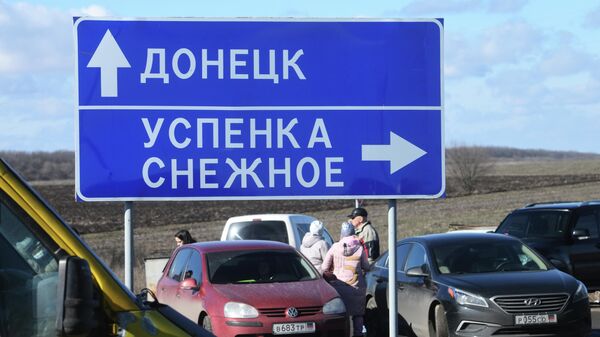 Граждане ДНР у контрольно-пропускного пункта Успенка в Донецкой области