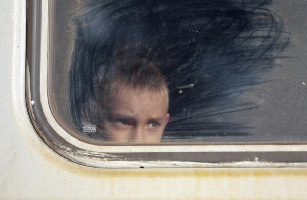 Мальчик в поезде во время эвакуации беженцев с территории ДНР