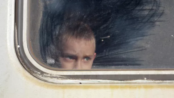 Ένα αγόρι σε ένα τρένο κατά την εκκένωση των προσφύγων από το έδαφος της ΛΔΔ