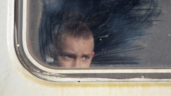 Мальчик в поезде во время эвакуации беженцев с территории ДНР