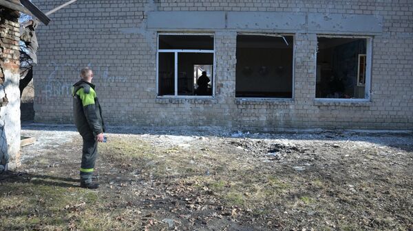 Здание школы в Петровском районе Донецка, поврежденное в результате обстрела
