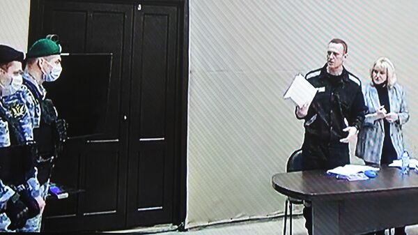 Алексей Навальный на экране дисплея во время выездного заседания Лефортовского суда Москвы в исправительной колонии №2 в Покрове Владимирский области