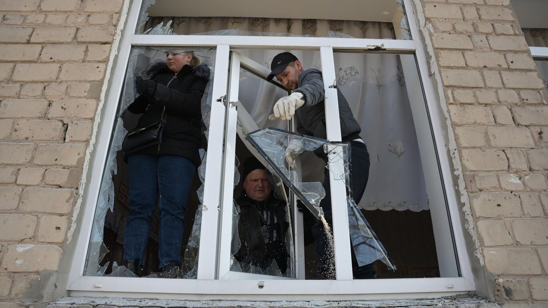 Здание школы в Петровском районе Донецка, поврежденное в результате обстрела - РИА Новости, 1920, 21.02.2022