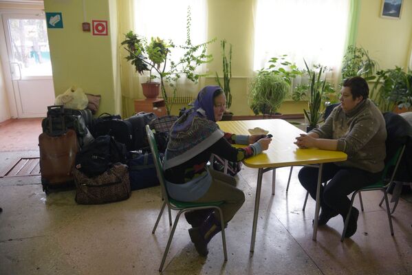 Жители Донбасса в столовой на территории детского лагеря Голубой экран в Воронеже