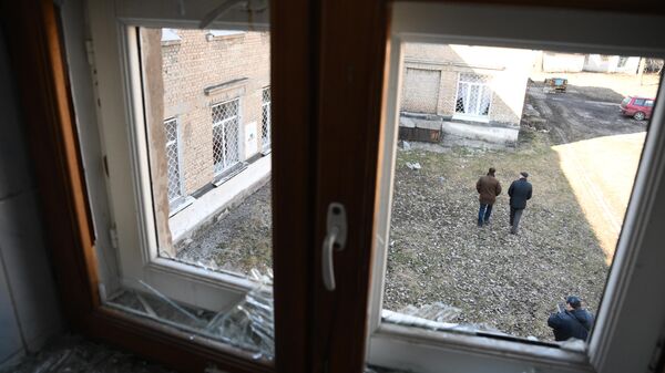 Поврежденные в результате обстрела в Донецке