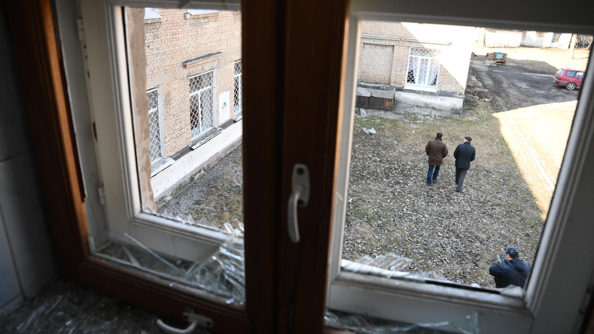 Поврежденные в результате обстрела окна в здании школы в Донецке - РИА Новости, 1920, 23.02.2022