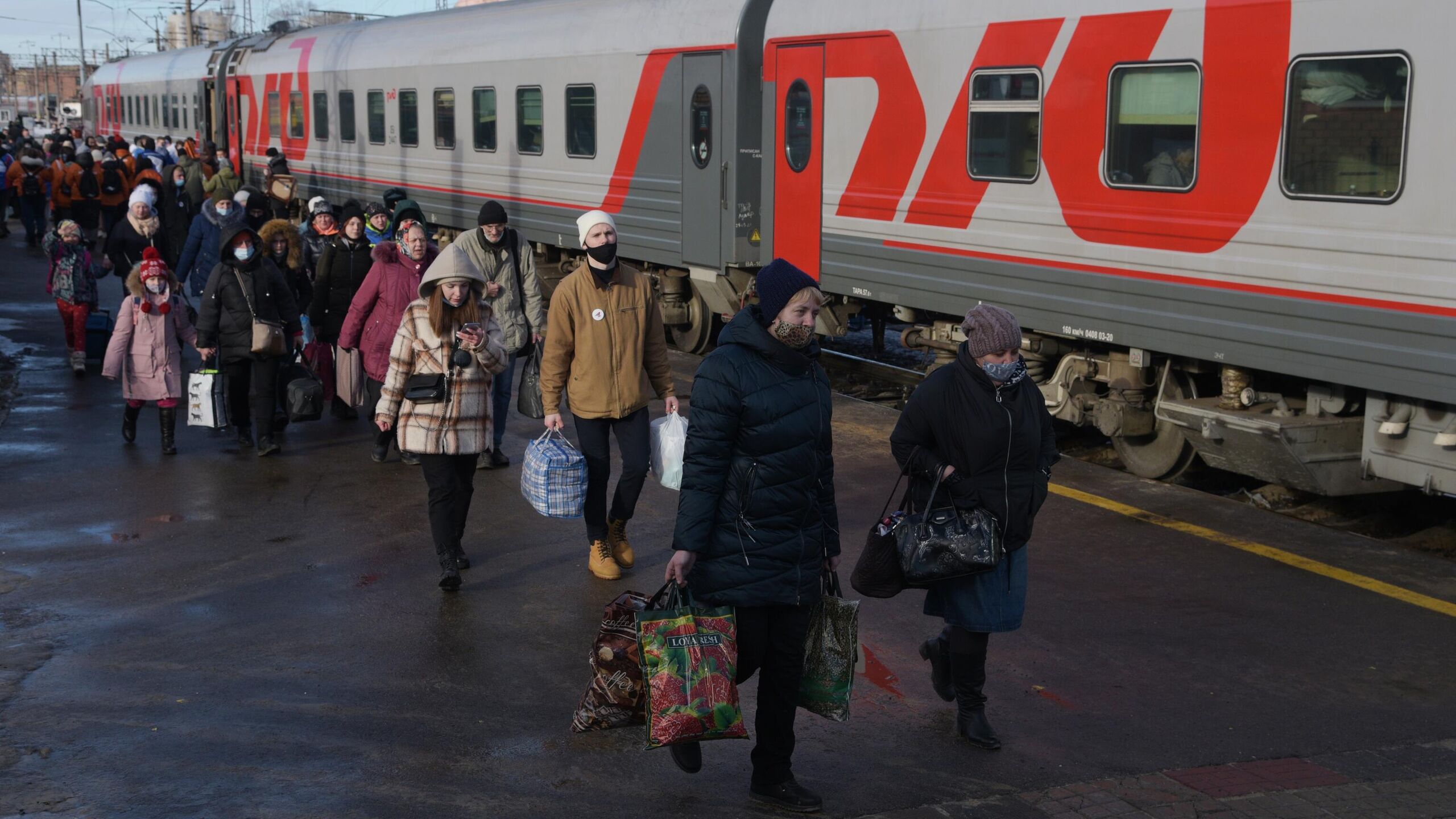 Приезд из границы. Поезд с беженцами. Беженцы с Донбасса. Поезд на вокзале.