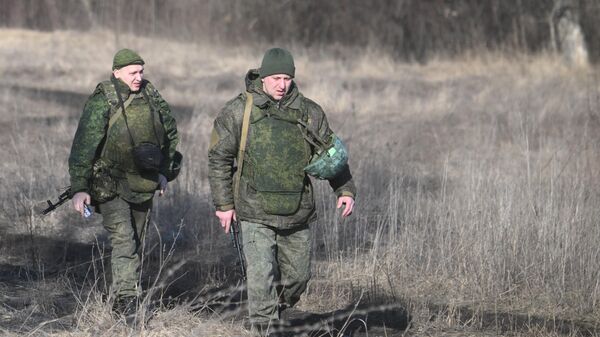Сотрудники народной милиции ДНР в Петровском районе Донецка