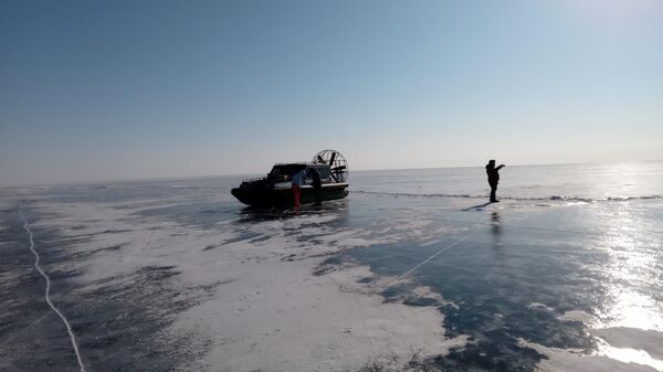 Аэролодка на льду Байкала