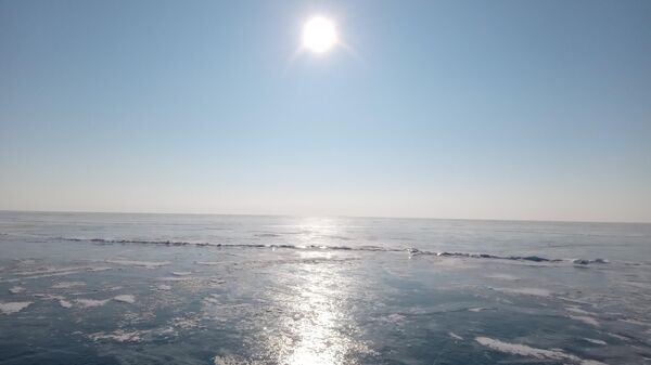 Колобовник - дорожка из бликов на льду Байкала