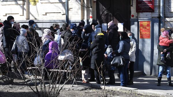 Очередь за выплатами возле здания Управления социальной защиты населения города Таганрога