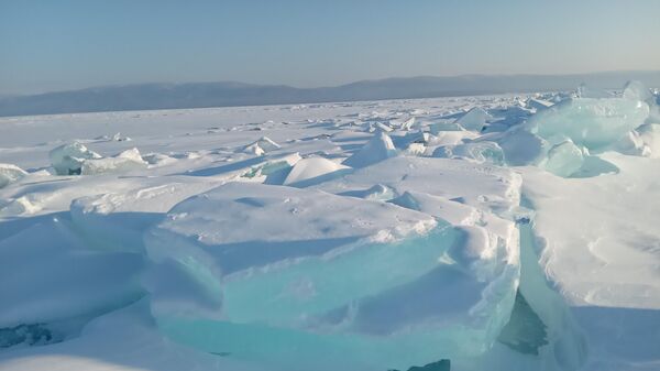 Ледяные образования - торосы - на Байкале