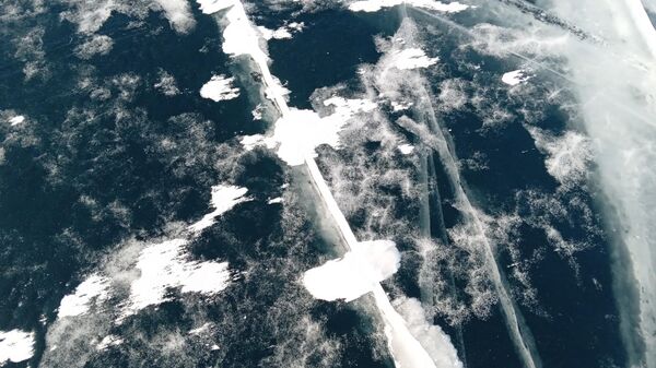 Прозрачный лед Байкала