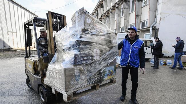 Разгрузка и организация гуманитарной помощи для беженцев из ДНР и ЛНР