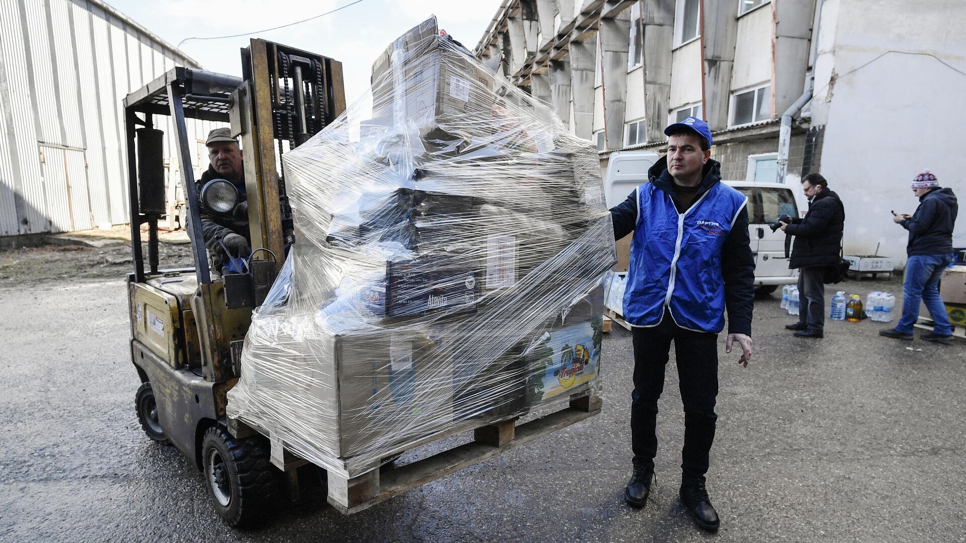 Гуманитарный конвой МЧС доставил в ЛНР 130 тонн помощи - РИА Новости,  06.03.2022