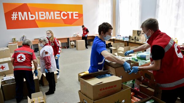 Волонтеры в пункте сбора гуманитарной помощи для беженцев из Донбасса