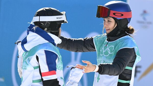 Тесс Ледё (Франция) и Эйлин Гу (Китай) в финале соревнований в дисциплине биг-эйр среди женщин на XXIV зимних Олимпийских играх в Пекине