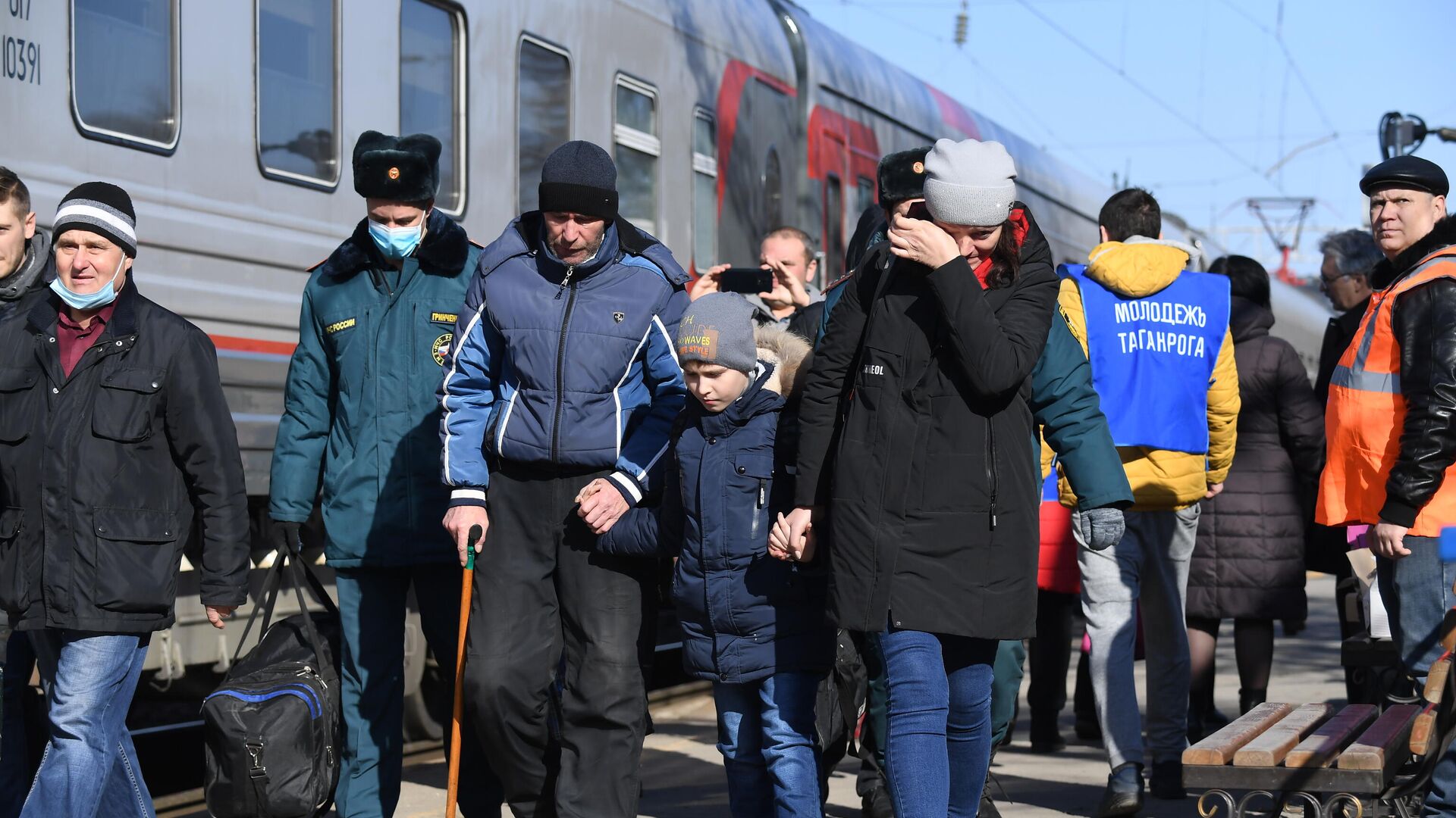 Беженцы из Донбасса во время посадки на поезд - РИА Новости, 1920, 11.04.2022
