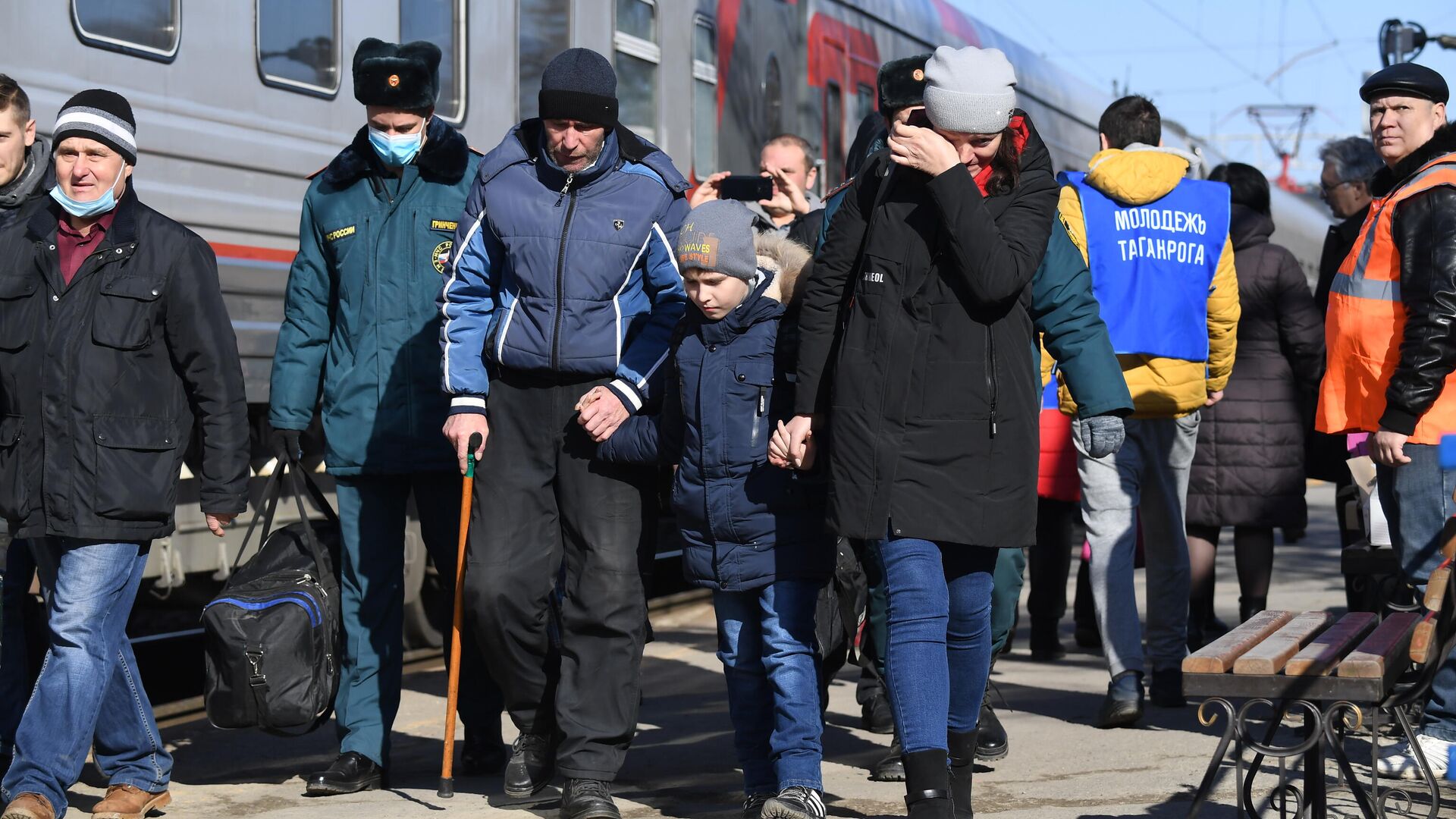 Беженцы из Донбасса во время посадки на поезд, следующий в Белгород, на железнодорожном вокзале в Таганроге - РИА Новости, 1920, 21.02.2022