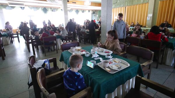 Жители Донецкой и Луганской народных республик в столовой гостиницы Ахтуба в городе Волжский