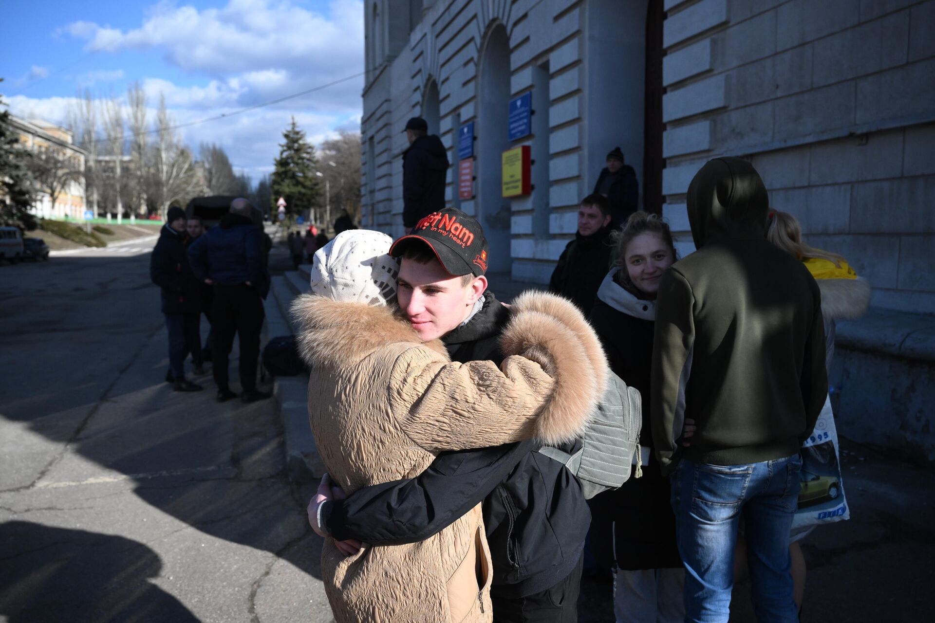 Люди у сборного пункта военкомата в Кировском районе Донецка - РИА Новости, 1920, 24.02.2022