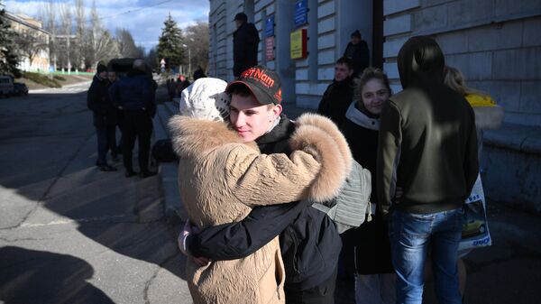 Люди у сборного пункта военкомата в Кировском районе Донецка