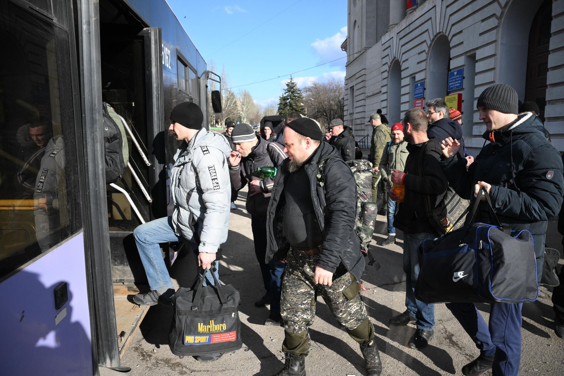 Люди садятся в автобус у сборного пункта военкомата в Кировском районе Донецка перед отправкой в действующие части - РИА Новости, 1920, 24.02.2022