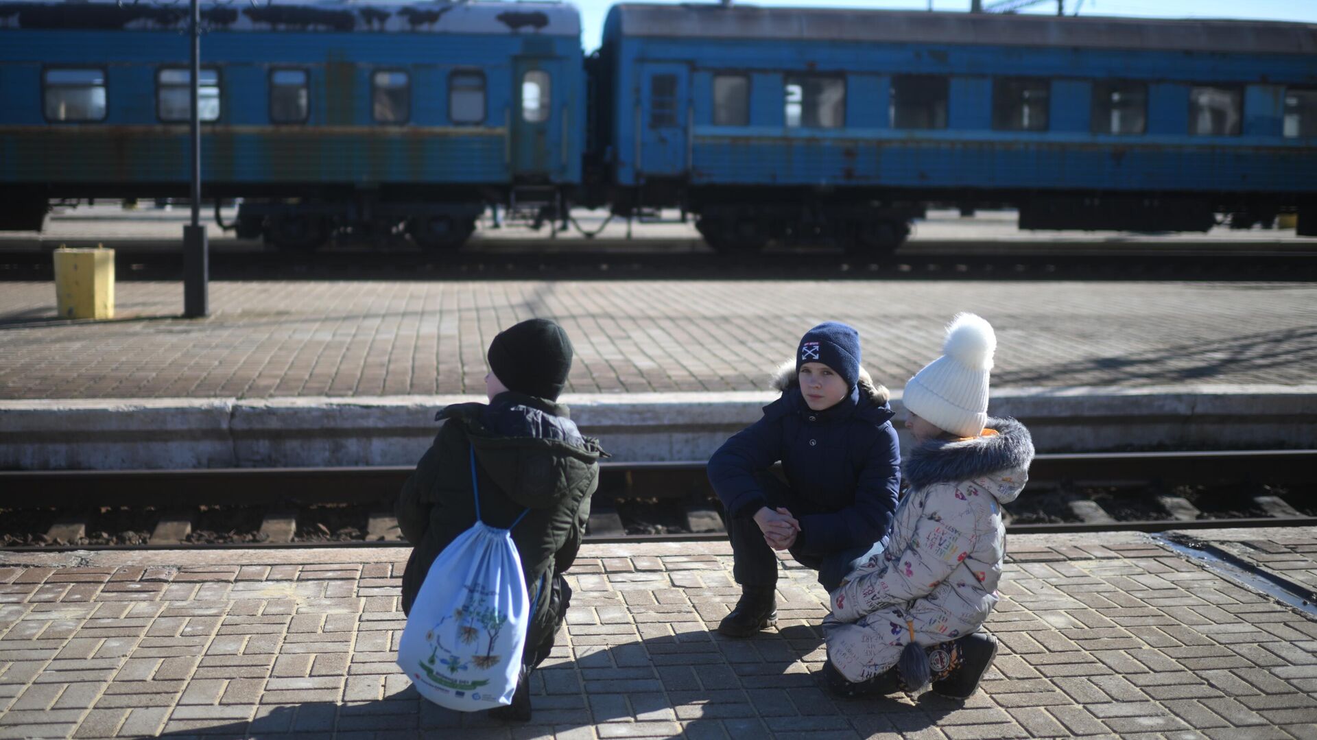 Дети на железнодорожной станции Ясиноватая в Донецкой области перед отправкой на территорию России - РИА Новости, 1920, 13.04.2022